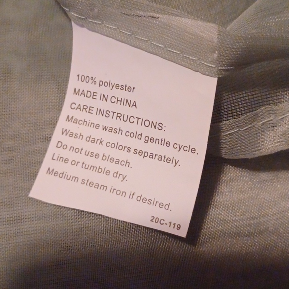 - Elegant Sage Tablecloth for Dining - Picture 3 of 3